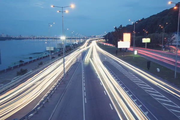 Araba trafik lambasından gece şehir — Stok fotoğraf