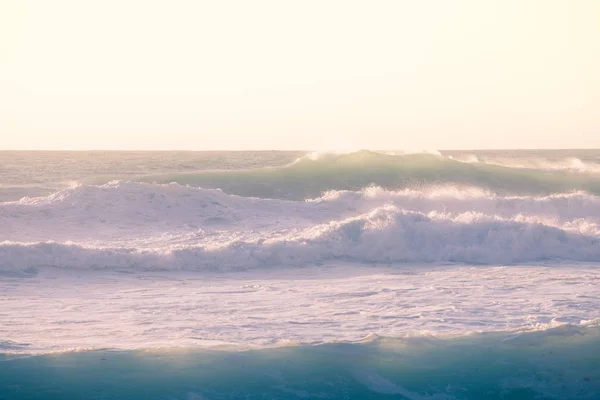 Krajobraz Sunny ocean duże fale — Zdjęcie stockowe