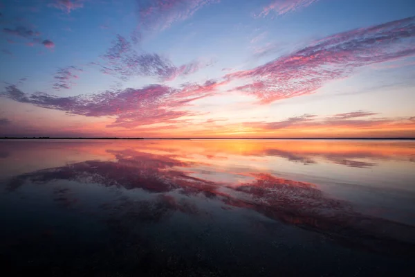 Pôr-do-sol colorido dramático sobre o lago — Fotografia de Stock