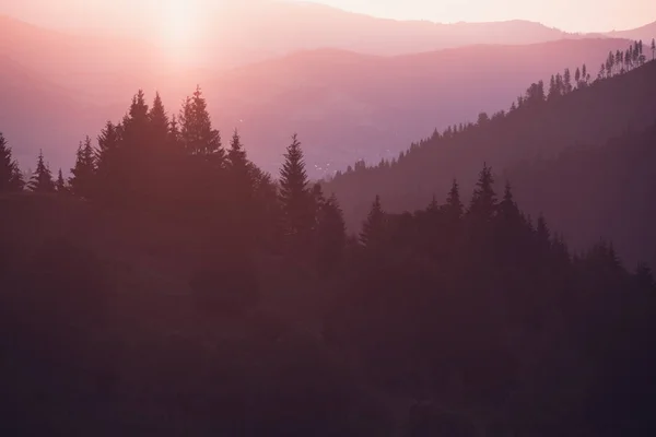Montanhas fumegantes cume ao nascer do sol — Fotografia de Stock