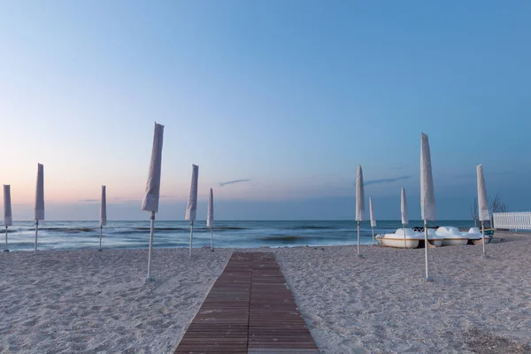 Parapluie blanc sur la plage du matin — Photo
