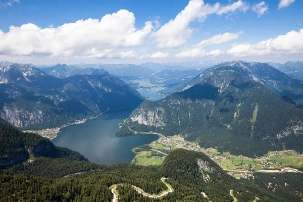 Vista aérea panorámica del lago Hallstatt y la montaña Alp desde hi —  Fotos de Stock