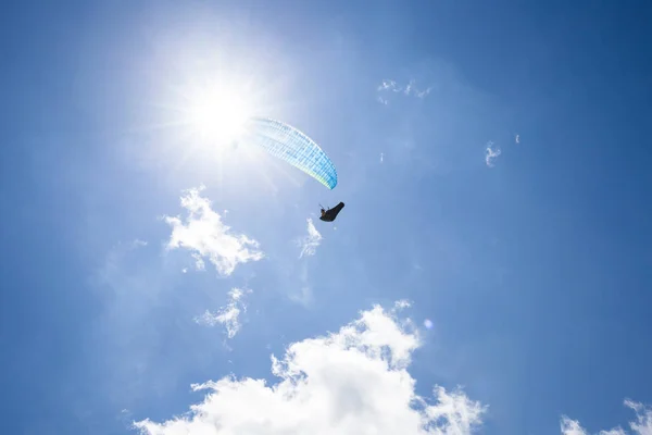 Paraglider at the blue sky — Stock Photo, Image