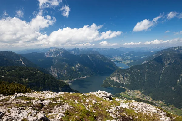Panoramatické letecký pohled z jezera Hallstatt a horu Alp od Ahoj — Stock fotografie