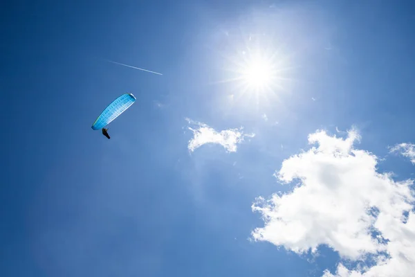 Paraglider at the blue sky — Stock Photo, Image