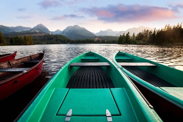 Barcos de madera en el lago de montaña —  Fotos de Stock