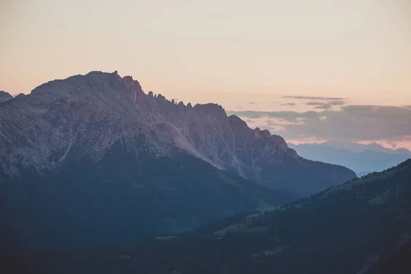 Alpine montanha silhueta paisagem — Fotografia de Stock