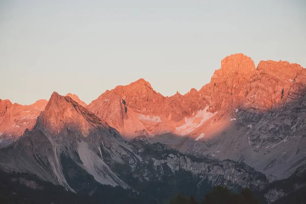 Alpine montanha silhueta paisagem — Fotografia de Stock