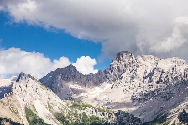 Dolomitas Alpes verano nublado valle de la montaña — Foto de Stock
