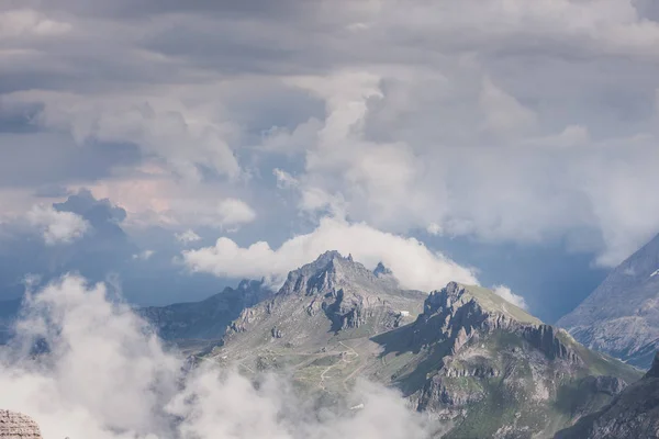 Драматичні високі Alpine гірський ландшафт — стокове фото