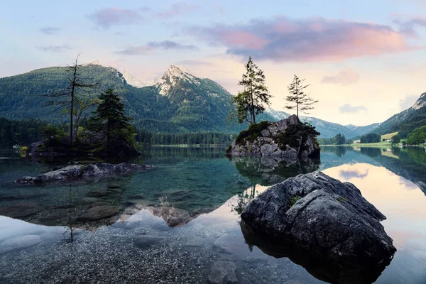 Hintersee lago alpino de montaña y la salida del sol colorido pésimo —  Fotos de Stock