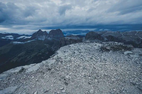 Alta montaña alpina paisaje dramático —  Fotos de Stock