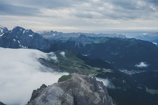 Alta montaña alpina paisaje dramático —  Fotos de Stock