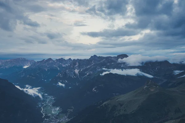 Hög alpin dramatiska bergslandskap — Stockfoto