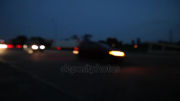 Malam lampu lalu lintas jalan raya di kota — Stok Video