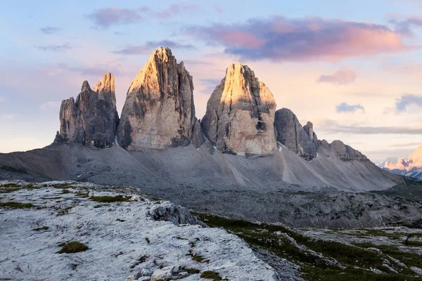 Tre Cime montaña al amanecer hermoso — Foto de Stock