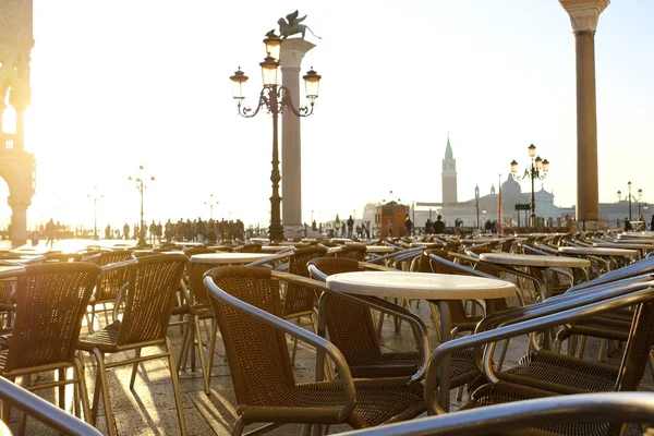 Ulicznych kawiarni w słoneczny poranek w Wenecji — Zdjęcie stockowe