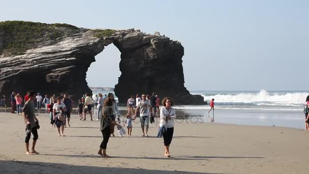 Bir sürü turist katedraller Beach (Praia de Augas Santas), Galiçya, İspanya yürüyüş — Stok video