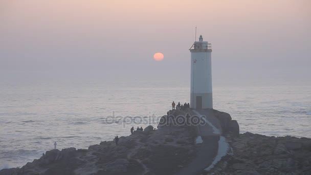 Menschen Silhouette Beobachten Sonnenuntergang Strand Der Nähe Des Leuchtturms Roncudo — Stockvideo