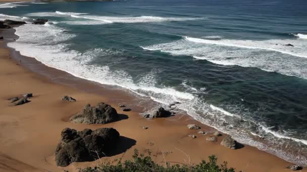 Idílica playa soleada de verano del océano Atlántico — Vídeo de stock