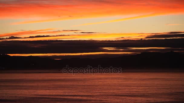 五颜六色的日落在大西洋海滩 海上地平线上金色日落的宁静田园风光 — 图库视频影像