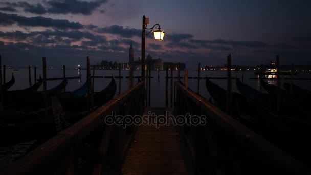 Góndolas en la ola en Piazza San Marco. San Giorgio Maggiore al fondo — Vídeo de stock