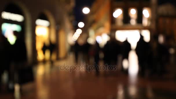 Mensen lopen in de stad nacht achtergrond — Stockvideo