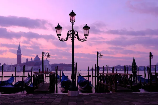 Venedig Gondel Blick auf die Stadt bei Sonnenaufgang — Stockfoto