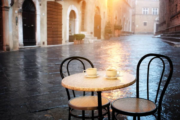 Tasse de café sur la table de café de la vieille ville — Photo