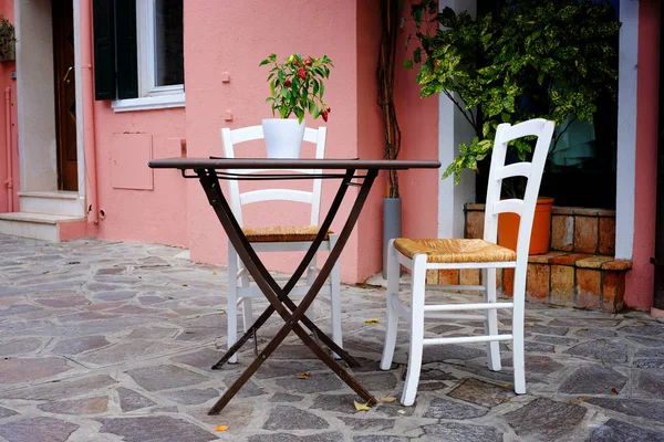 Старий міський стіл вуличного кафе — стокове фото