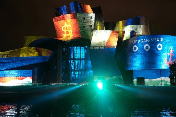 Spettacolo di luci al Guggenheim Museum di Bilbao, Spagna — Foto Stock