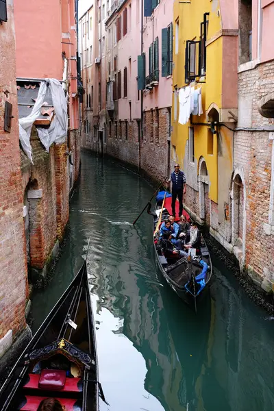 I turisti cavalcano la gondola nel canale di Venezia — Foto Stock