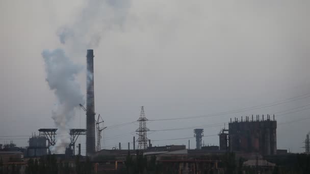Hava Kirliliği Endüstriyel Fabrika Gökyüzünde Duman Ile Borular — Stok video