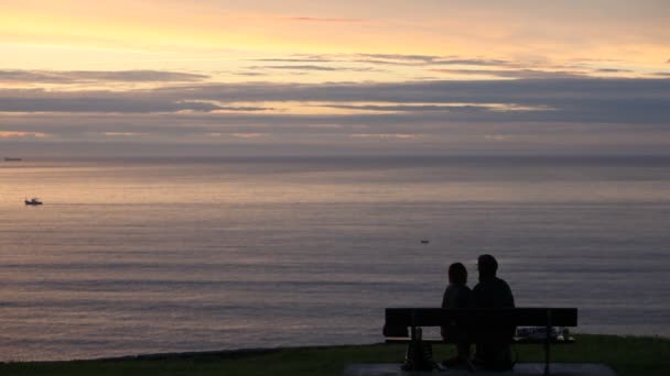 Menschen Die Den Sonnenuntergang Strand Beobachten Romantische Szene Mit Verliebten — Stockvideo