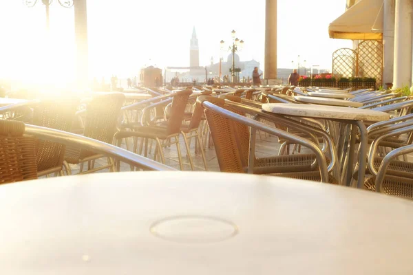 Güneşli sabah sokak kafede Venedik — Stok fotoğraf