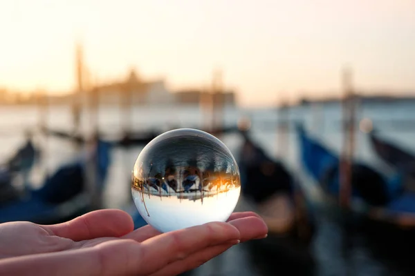 Venecia vista de góndola a través de bola de cristal —  Fotos de Stock