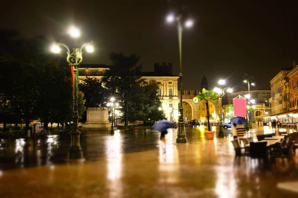 Old European rainy night city tilt shift effect blurry backgroun — Stock Photo, Image