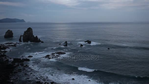 西班牙圣胡安 Gaztelugatxe 附近的岩石海岸线 — 图库视频影像