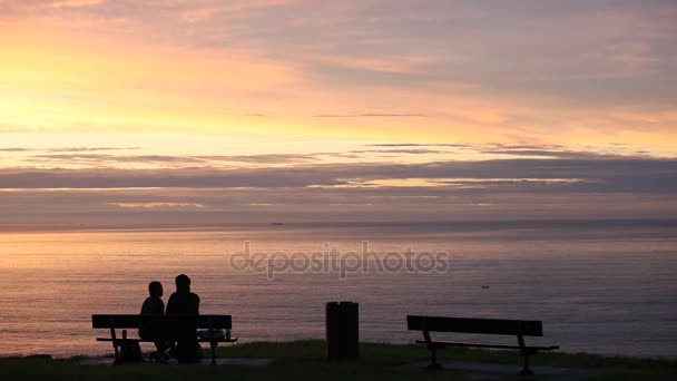 Pessoas Silhueta Assistindo Pôr Sol Praia Cena Romântica Com Casais — Vídeo de Stock