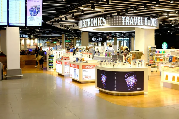 Viajeros caminando Schiphol Airport terminal en Amsterdam — Foto de Stock