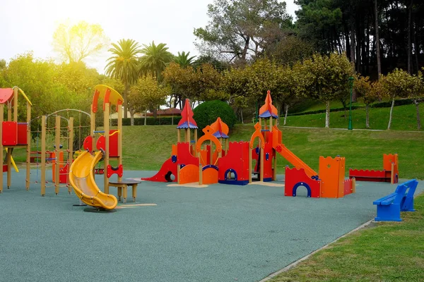 Crianças verão playground ao ar livre — Fotografia de Stock