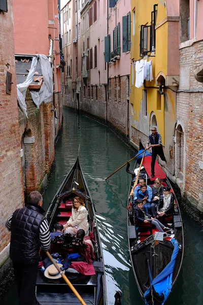 Turistler Venedik kanalına gondolla — Stok fotoğraf