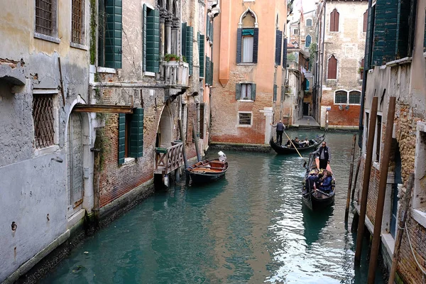 Turisté jezdit na gondole v Benátkách kanál — Stock fotografie