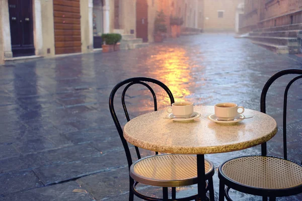 Xícara de café na velha cidade europeia mesa de café de rua — Fotografia de Stock