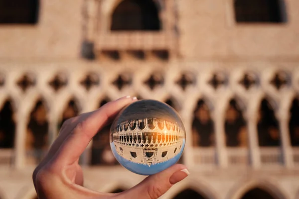 Widok Venice architektura Pałacu Dożów przez kryształ szkło bal — Zdjęcie stockowe