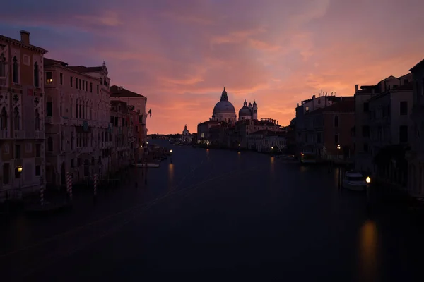 Canal Grande sopra il tramonto cielo colorato — Foto Stock