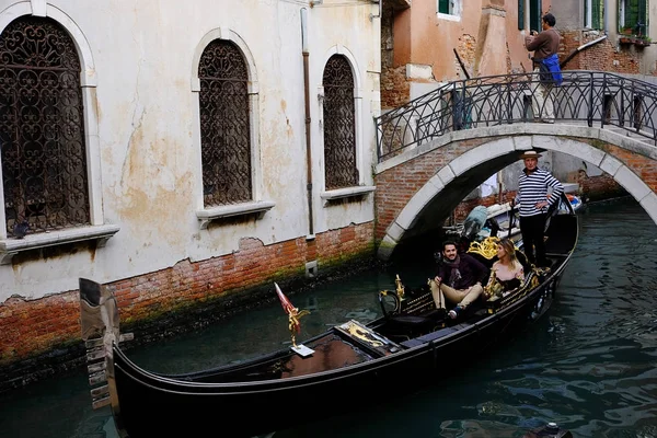Turistler Venedik kanalına gondolla — Stok fotoğraf