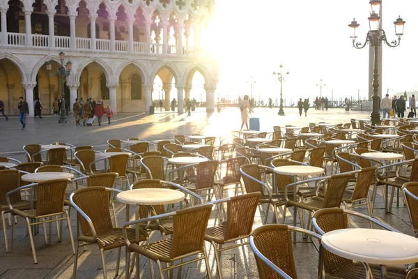 Turystów, którzy chodzą w słoneczny Piazza San Marco w Wenecji — Zdjęcie stockowe
