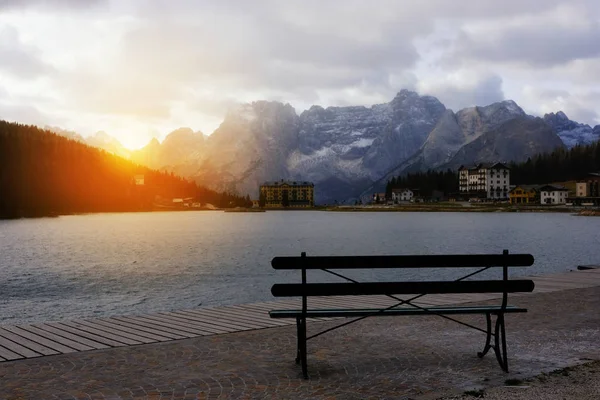 Bench with scenic alpine mountain lake view — Stock Photo, Image