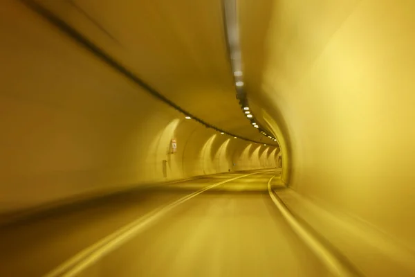 Sfocato movimento attraverso il tunnel oscuro — Foto Stock